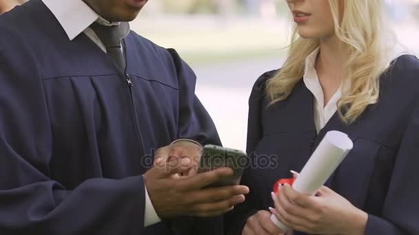 Kerl erklärt groupmate, wie man Lebenslauf in der Stellensuche Bewerbung, Gadget posten — Stockvideo