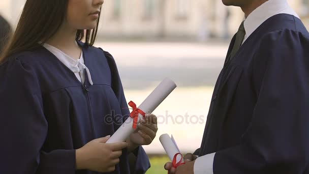 Gelecek planlarını mezuniyet töreni sonrası tartışırken lise arkadaşları — Stok video