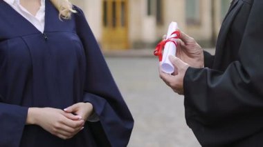 Şükran ifade ve diploma için kız öğrenci teslim Fakültesi Dekanı