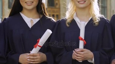 Gülümseyen ve diploma alma sevindirici mutlu kadın Akademisi öğrencileri