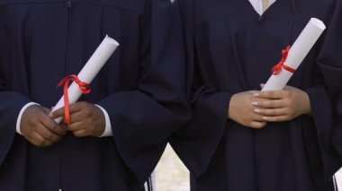 Çok etnik gruptan oluşan mezunları lise diploma eşitlik elinde tutan grup