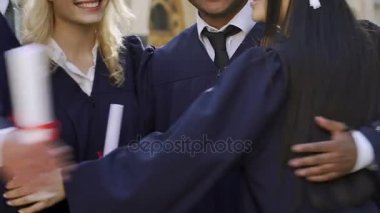 Arkadaşlar birbirlerini lise diploma, eğitim alınmasıyla ilgili tebrik