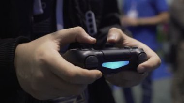 Genç video denetleyicisi, sanal gerçeklik deneyimi, closeup ile oyunu oynamaya