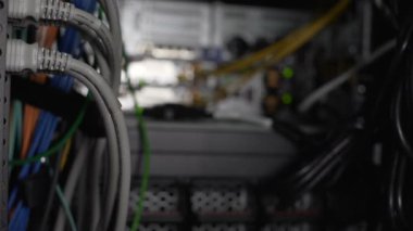 Bilgisayar kabloları ve iletişim, donanım closeup ağ ile sunucu odası
