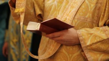 İlahi ayini başlayan, kendini geçiş ve nimet için Tanrıya dua rahip