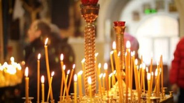 Sağlık için sorma ve nimet dua ve simgeler önünde, geçiş insanlar