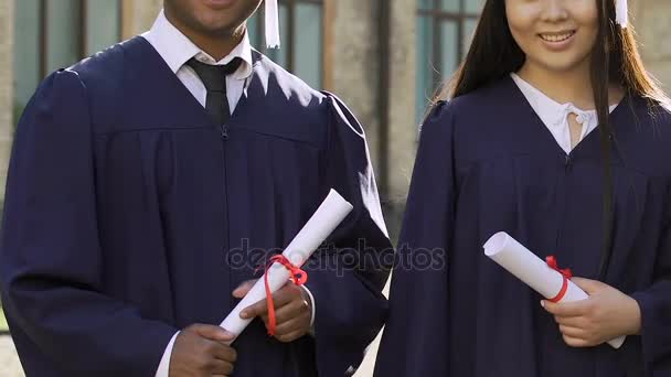 Estudiantes de intercambio mostrando el pulgar hacia arriba, satisfechos con la calidad del sistema educativo — Vídeo de stock