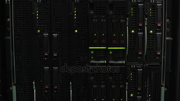 Datacenter met knipperende lichten, externe opslag van informatie, server racks — Stockvideo