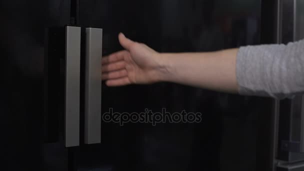 Homem que abre a porta do refrigerador, compra de geladeira, exposição de aparelhos de cozinha — Vídeo de Stock