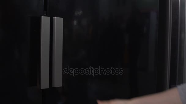 Mujer mostrando estantes de refrigerador vacíos, expresando decepción, crisis — Vídeo de stock