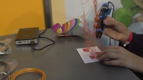 Barn skapar leksak med 3d-penna, efter skolklasser, innovativ teknik — Stockvideo