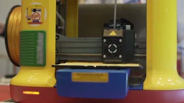 3D печать деталей, создание объекта с трехмерными технологиями — стоковое видео