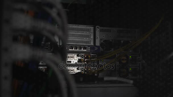 Рабочий центр обработки данных, незаконное проникновение в серверную, фонарик и тени — стоковое видео
