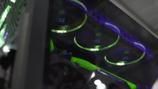 Spinning Computer Fans mit Licht, Flüssigkeitskühlung, neuesten Gaming-Innovationen — Stockvideo