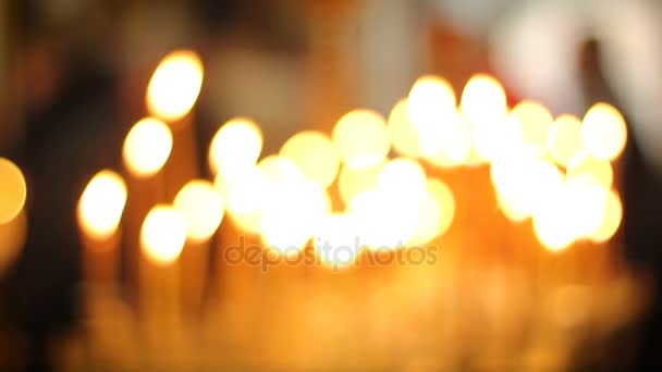 Beaucoup de bougies brûlant dans l'église, apportant aux gens paix et tranquillité, prière — Video