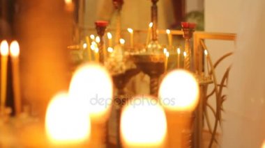 Titreşen, parlak kilise mum ışıkları için Tanrı'ya kayıp ruhlar aydınlatıcı yol
