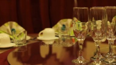 Eski Sovyet tarzı parti, ucuz Cafe tablo kutlama için dekore edilmiştir.