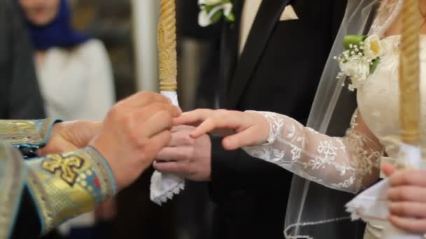 Pastor de la Iglesia Ortodoxa celebra ceremonia de boda para los recién casados religiosos — Vídeo de stock