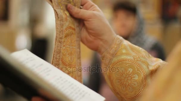 Heilige Vader zegen en het oversteken van de parochianen in de kerkdienst in de kerk — Stockvideo