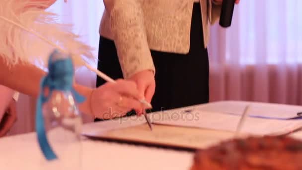 Nygifta bekräftar skapandet av ny familj genom att underteckna vigselbevis — Stockvideo