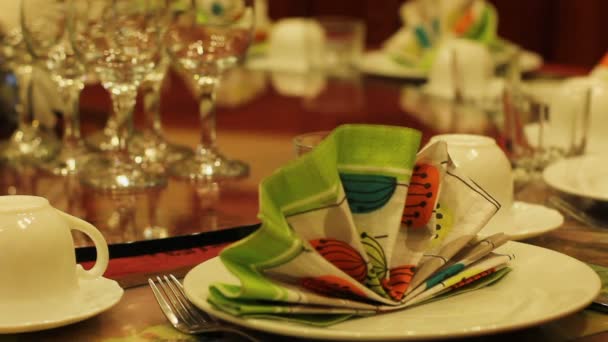 Mesa de restaurante servida para la celebración, banquete post-soviético en el comedor — Vídeo de stock