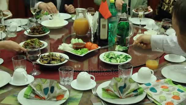 Люди едят на постсоветском фуршете, недорогой ужин в ресторане, время истекло — стоковое видео