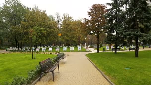 SOFIA, BULGARIA - CIRCA SEPTIEMBRE 2014: Turismo en la ciudad. Exposición de fotografías en el parque de la ciudad, museo al aire libre, arte como hobby, secuencia — Vídeo de stock