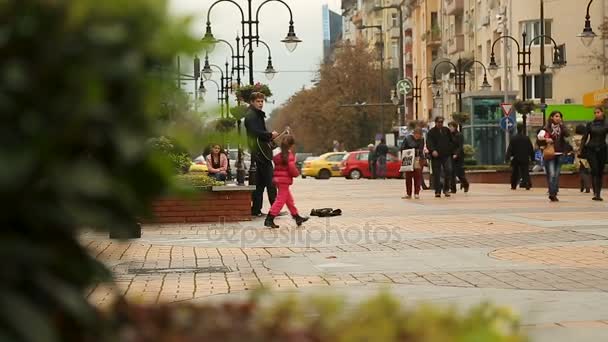 SOFIA, BULGARIA - CIRCA SEPTEMBER 2014: People in the city. Male musician playing guitar and singing in Sofia street, outdoor performance — Stock Video