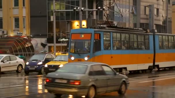 Sofia, Bulgarije - Circa September 2014: Vervoer in de stad. Rustige straat met drukke verkeer, tram met in het midden van de weg, openbaar vervoer — Stockvideo