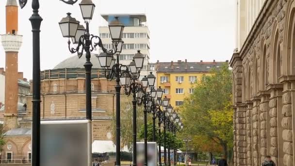 Sofia, Bulgarije - Circa September 2014: Sightseeing in de stad. Voetpad uitgelijnd met lantarens aan de ene kant in Sofia (Bulgarije), city zoeken — Stockvideo