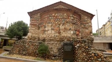 Sofia, Bulgaristan - Eylül 2014 yaklaşık: Gezi şehrin. Ters Saint Petka Kilisesi, Sofya, Ulusal Devrimci tahtaya Anıtı