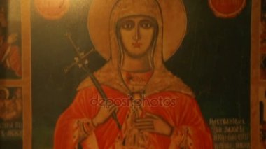 Sofia, Bulgaristan - Eylül 2014 yaklaşık: Gezi şehrin. Saint insanların içinde Aziz Petka Kilisesi, Sofya, yanan mumlar kutsal görüntüleri