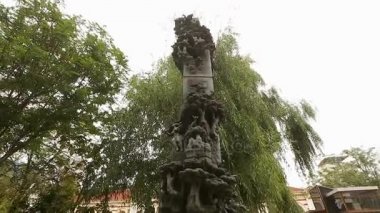 Uzun boylu anıt Park Sofya'da insan ve hayvansı heykeller ile süslenmiş