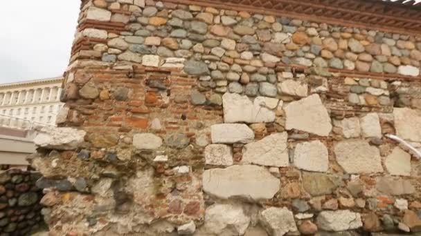 Sofie, Bulharsko - cca září 2014: Památky ve městě. Vnější zdi kostela svatého Petka v Sofii, Bulharsko, středověká architektura — Stock video