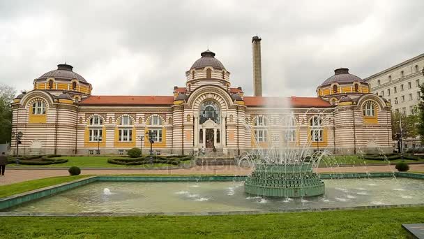 SOFIA, BULGARIA - CIRCA SETTEMBRE 2014: Visita della città. Fontana di fronte a Sofia Central Mineral Bathes, famoso punto di riferimento, assistenza sanitaria — Video Stock