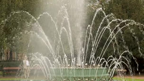 SOFIA, BULGARIA - CIRCA SEPTIEMBRE 2014: Turistas de la ciudad. Grupo de turistas de edad avanzada en pie junto a la fuente, que viajan después de la jubilación — Vídeo de stock