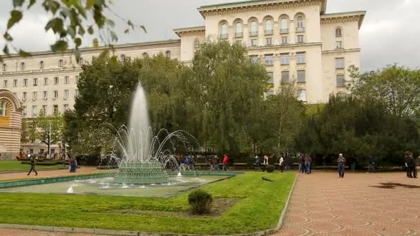 SOFIA, BULGARIA - CIRCA SEPTEMBER 2014: Tourists in the city. Guided group of tourist walking towards entrance of Sofia Central Mineral Bathes — Stock Video