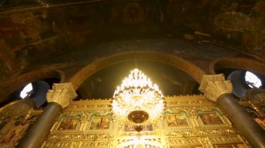 Sofia, Bulgaristan - Eylül 2014 yaklaşık: Dini sanat. Altın ikonostasisin Ortodoks Saint Nedelya Kilisesi, kutsal görüntüleri ile iç