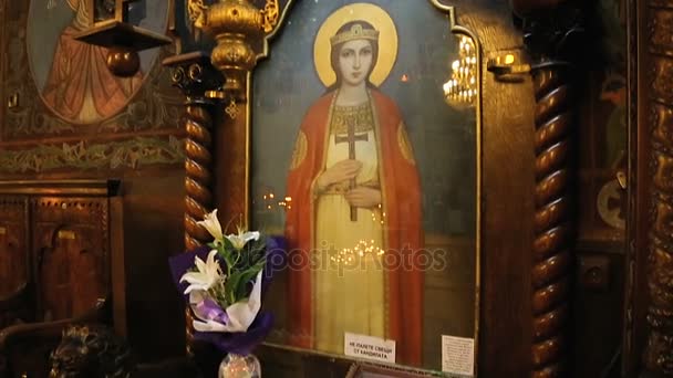 Sofia, Bulgarien - Circa September 2014: Religiös konst. Ikonen för Saint Nedelya inne i kyrkan, sakral konst, dyrkan plats, religion — Stockvideo