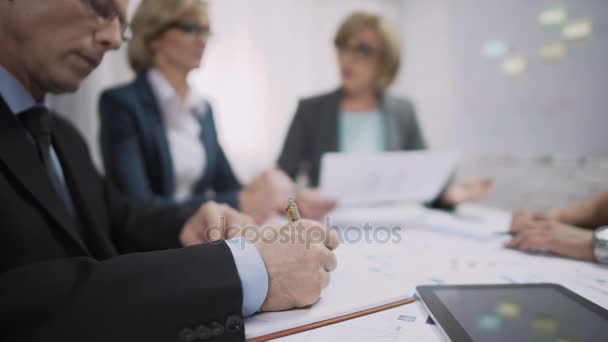 Directeur des ventes écrivant dans un carnet pendant une réunion de remue-méninges, processus de travail — Video