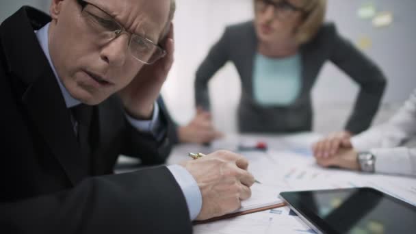 Несчастный менеджер избегает зрительного контакта с раздраженной женщиной-боссом, стресс на работе — стоковое видео
