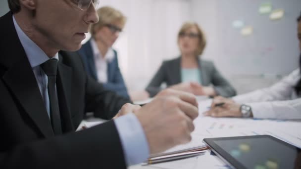 Trabajador de negocios sintiendo dolor de cabeza en la reunión, frustración del trabajo y el estrés — Vídeos de Stock