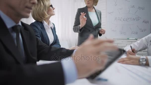 Lady consultora haciendo presentación para colegas en el departamento de marketing — Vídeo de stock
