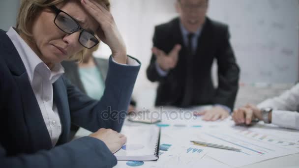 Mulher consultora sentindo estresse na reunião, esgotamento ocupacional, excesso de trabalho — Vídeo de Stock