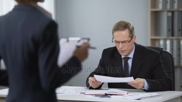 Director masculino buscando asistente enojado, despido laboral, mal desempeño — Vídeo de stock