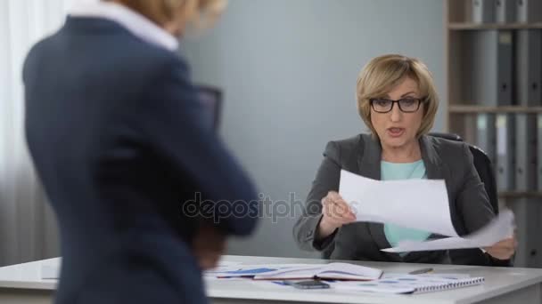 Γυναίκα αφεντικό είναι νευρικό και δυσαρεστημένοι με την εργασία, γραφείο σκάνδαλο, θυμωμένος επόπτης — Αρχείο Βίντεο