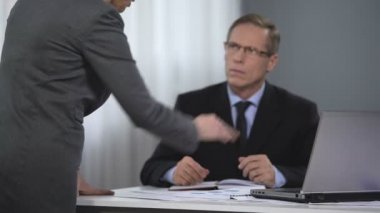 Danışman kadın Yöneticisi, düşük performans, kötü sonuçlar rapor ile mutsuz