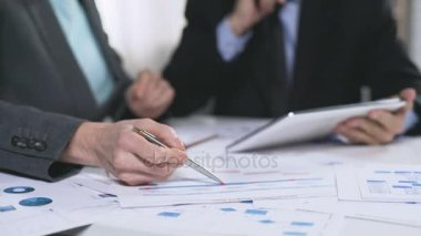 Pazar geliştirme hakkında fikir alışverişi iş ortakları Tablet PC'yi kullanma