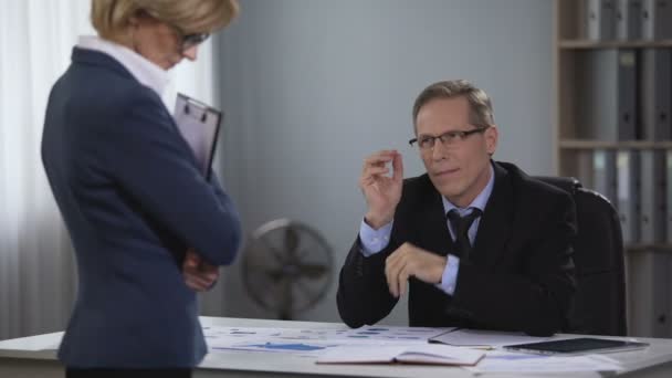 Sexuelle Belästigung im Büro zwischen Geschäftspartnern, Diskriminierung am Arbeitsplatz — Stockvideo