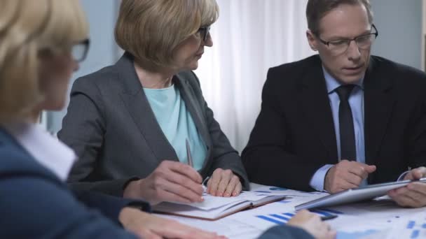 Chefin spricht während der Besprechung mit Assistentin, Verkauf berichtet Diskussion — Stockvideo